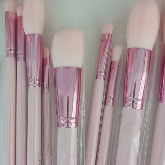 BeBella Take Me To Malibu 24 PCs Brush Set in a Case - Pastel Pink Brush Set - Picture 5 of 7